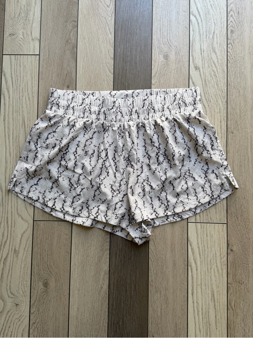 Varley Cream Snake-Print Athletic Shorts size L